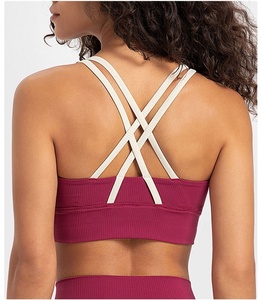 Sujetador deportivo morado con espalda cruzada y tirantes blancos para mujer, diseño acanalado sin costuras para yoga y entrenamiento - Product Image 1