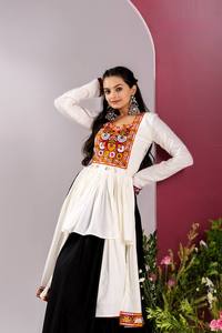 Nuevo Lanzamiento de nuestra sesión de modelado real de la impresionante colección Navratri con el trabajo de Gamthi agregando un toque de glamour y elegancia - Product Image 5