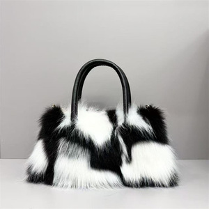 Sac à main en fausse fourrure de luxe pour femmes, sac tendance d'hiver avec poignées noires, sac à main en peluche douce dans des couleurs vibrantes et neutres - Product Image 3