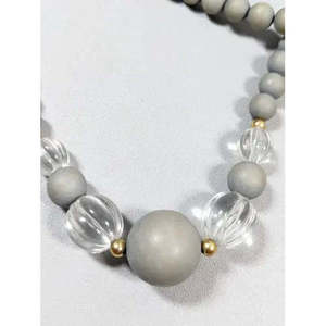 Collar largo de acrílico transparente con cuentas de madera redondas en tono dorado y gris de calidad AAA+, 26 pulgadas Cus-Jew115 - Product Image 5