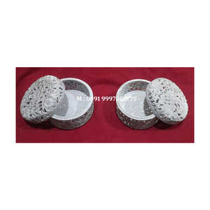 Boîte à bijoux en pierre de savon naturelle de forme ronde avec surface lisse et brillante, utilisée pour l'emballage de chaînes dorées et à des fins de cadeaux - Product Image 2