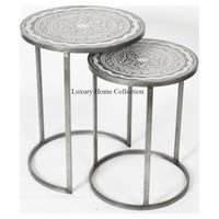 Table gigogne polonaise brillante de couleur argentée avec ensemble de 3 fournitures de table d'appoint en métal de dernière arrivée uniques polies à la main