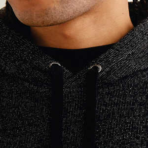 Sweat à capuche noir à manches longues en coton pour hommes avec logo personnalisé en gros pour l'hiver avec logo brodé OEM personnalisé - Product Image 5