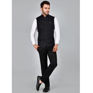 Chaleco Negro Clásico de Calidad de Exportación para Uniformes de Oficina, Fiestas, Eventos Corporativos y Uso Diario en Negocios, Disponible para la Venta - Product Image 1