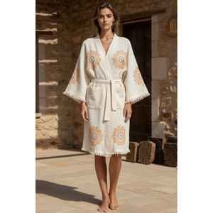 Bata de algodón 100% orgánico Varol Lady's con cuello tipo kimono - Lemura transpirable y cómoda, tejida con estampado semisólido personalizado para invierno - Product Image 1