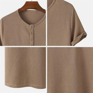 Camiseta de tendencia con cuello en V y botones para uso diario, camisetas de manga corta transpirables de ajuste regular para hombres más demandados - Product Image 3