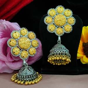 Jhumkas oxydées classiques traditionnelles dorées pour femmes boucles d'oreilles de haute qualité magnifiquement conçues avec des détails complexes - Product Image 1