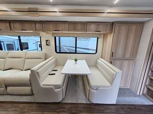 Autocaravanas Dynamaxx Europa 37CA Clase C Usadas 2024 2023, de Primera Calidad, para 4-6 Personas, Interiores Espaciosos, Económicas - Product Image 5