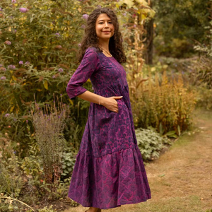 Robe bohème Esme en pur coton, imprimée à la main, violet et bleu, vacances d'été, mode éthique - Product Image 1