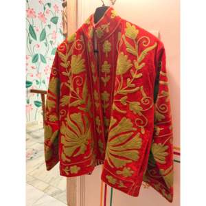 Chaqueta Roja de Terciopelo Suzani Bordada, Reversible, Forro de Lino, Exterior de Cuero, Estilo Boho, Talla XL, Ropa de Abrigo para Invierno, Otoño y Primavera - Product Image 3