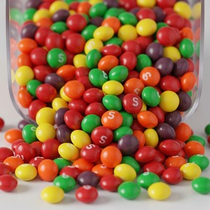 Bonbons gélifiés arc-en-ciel enrobés de couleurs vives, saveurs fruitées, emballage en boîte, disponibles en vrac pour les événements, les détaillants et les revendeurs - Product Image 2