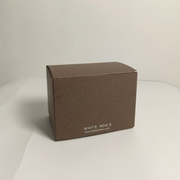 Boîte personnalisée de luxe en papier couleur chocolat, texture bois et coton, avec fermeture à rabat, doublure en mousse, pelliculage mat et logo en feuille blanche pour thé