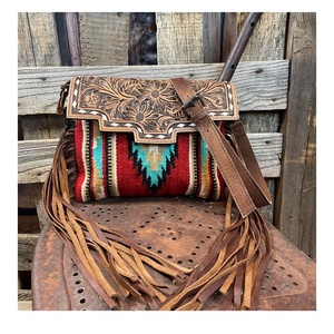 Sac à bandoulière usiné à motifs floraux Couverture de selle de style navajo Sac à bandoulière en cuir de vache Sac de cow-girl de style occidental avec long pompon - Product Image 1