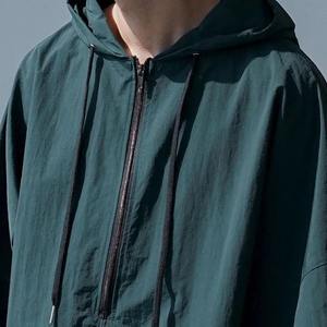 Chaqueta acolchada de bombardero personalizada para hombre, con cierre de escote acanalado a rayas y cortavientos con cuello levantado y logotipo en la parte delantera - Product Image 4