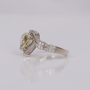 Lujoso anillo de compromiso de diamante cultivado en laboratorio chapado en oro sólido de 14 quilates, corte en forma de corazón amarillo, certificado IGI, cumpleaños perfecto para niñas - Product Image 3