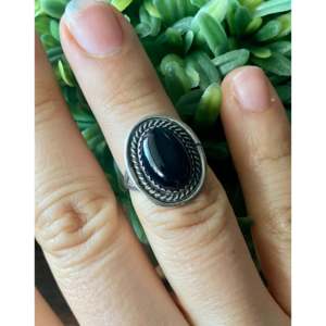 Anillo de Ónix y Plata de Ley Hecho por Artesanos Navajo, Talla 6, Patrón Geométrico, Conjunto de Joyería de Platino, Estilo Boho y Hip-Hop, Uso Diario - Product Image 2
