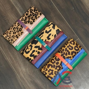 คลัทช์กระเป๋าสตางค์หนังรีไซเคิลพิมพ์ลายสัตว์สำหรับผู้หญิงกระเป๋าสตางค์หนังสีสันสดใสทำด้วยมือเป็นมิตรกับสิ่งแวดล้อมพร้อมช่องใส่บัตร - Product Image 1