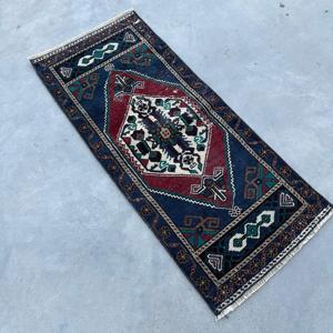 Alfombra Turca Pequeña de 1.5x3.3 pies, Alfombra Floral Azul y Roja de Lana - Product Image 2