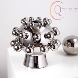 Jarrón Artístico de Metal para Mesa con Acabado de Primera Calidad, Ideal para Mesas Decorativas, Estantes e Interiores de Diseño - Product Image 4