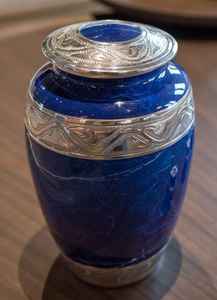 Urna de cremación de alta calidad Diseño de grabado a mano Urnas de metal Amados Humanos Entierro Cenizas Recuerdo Urnas de cremación metálicas al por mayor - Product Image 4