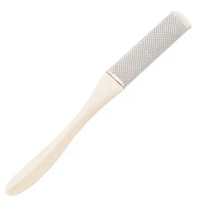 Lima para Pies Personalizada para Eliminar Callosidades, Hoja de Acero Inoxidable con Mango de Plástico Elegante, Lima para Pies para Eliminar Callosidades - Product Image 1