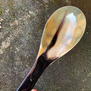 Cucharas de cuerno de vaca y búfalo atemporales Accesorios distintivos de café y comedor para fiestas - Product Image 1
