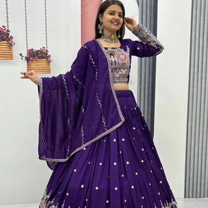 Lehenga choli เลเฮนกาซิลค์แท้สีม่วงแบบดั้งเดิมพร้อมงานปักและเลื่อมสำหรับงาน Navratri และชุดตามเทศกาล - Product Image 1