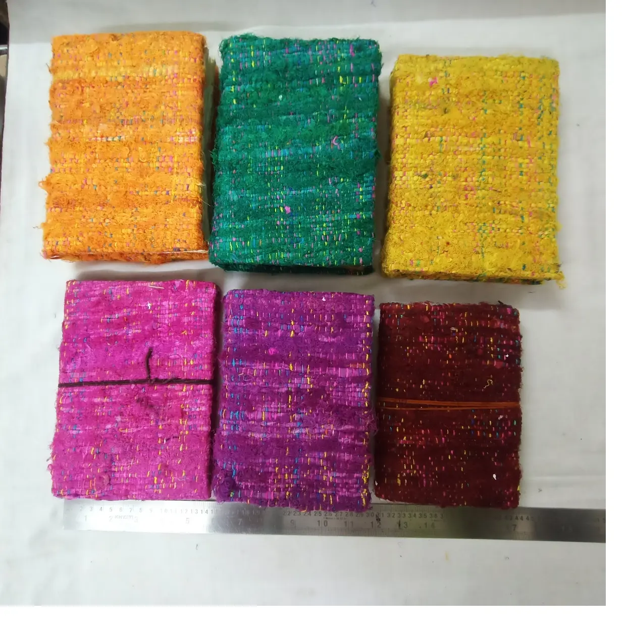 Maßge schneiderte Notizbücher aus recyceltem Sari-Seidenstoff mit Baumwoll papier bezug, ideal für den Wiederverkauf mit Baumwoll papiers eiten