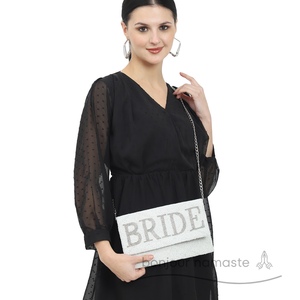 Pochette da sposa bianca artigianale con ricami floreali astratti in perline argentate e chiusura magnetica |   Boutique per Matrimoni - Product Image 5