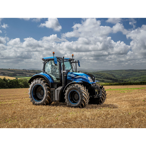 Tractor de cultivo en hilera con asiento de aire de lujo, terminal listo para GPS y potencia más allá de la hidráulica para operaciones de precisión - Product Image 1