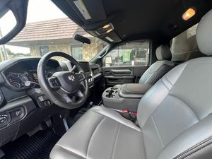 Super affaire ! RAM 5500 Chassis Tradesman Cabine Standard 144.5 DRW 4WD d'occasion 2023 - Product Image 2