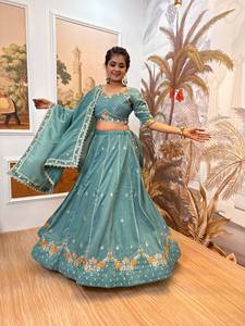 Ensemble EXCLUSIF LEHENA CHOLI avec TISSU SCINTILLANT & BRODERIE RICHE STYLE CASUAL REVERSIBLE pour DIWALI/MARIAGE - Product Image 3