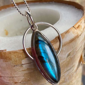Pendentif en labradorite fait main de luxe 7X14mm Forme ronde en cuivre serti pour un ensemble de bijoux tendance pour un cadeau d'anniversaire pour elle - Product Image 1