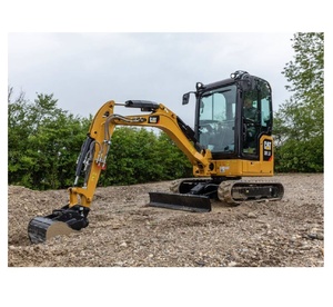 Modèle plus récent de mini-chargeuse sur chenilles CAT 301.8 dotée de 2 chenilles extensibles, 1 cabine fermée et 1 pince hydraulique. - Product Image 6