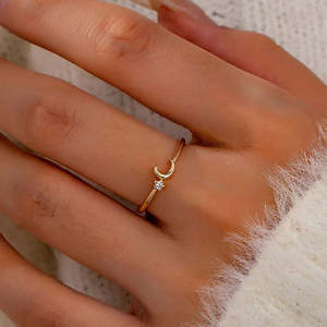 Anillo de Titanio Vintage de Moda Hallmark, con Incrustaciones de Luna y Estrella Plateadas, Baño de Oro, Resistente al Agua, Antideslustre, Estilo Lindo, Regalo Gratis - Product Image 2