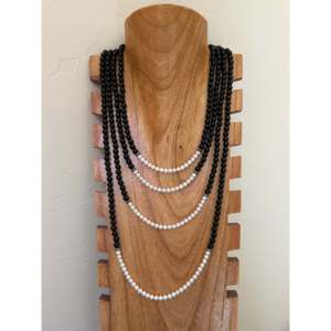 Collar de Perlas de Agua Dulce y Ónix con Cuentas de Plata de Ley, Estilo Clásico con Bolas - Product Image 1