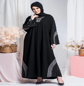 Sofisticada abaya negra abierta sobre un vestido interior color melocotón. Moda atemporal disponible a precios de mayoreo. - Product Image 2