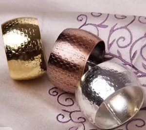 Lot de trois ronds de serviette métalliques texturés ajoutant une touche glamour à la table à manger, idéal pour les fêtes et la décoration de mariage - Product Image 1