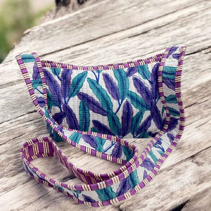 Bolsa con Estampado a Mano con Hojas Púrpuras y Verde Azulado sobre Fondo Blanco, Fácil de Lavar, Accesorios para Mujer - Product Image 1