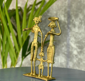 Figura de Guerrero montando un caballo estilizado, una poderosa escultura de arte Dhokra. Disponible a precios mayoristas. - Product Image 5