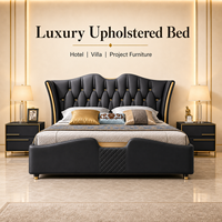Lit King Size Moderne en Cuir Capitonnée Verticale Grand Format, Cadre en Métal Doré, Écologique, pour Chambre d'Hôtel de Luxe ou Villa