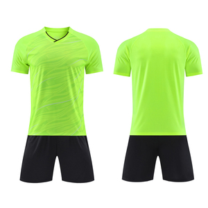 เสื้อยืดสำหรับวิ่งเสื้อฟุตบอลผ้าโพลีเอสเตอร์100% สีดำและสีแดง - Product Image 4