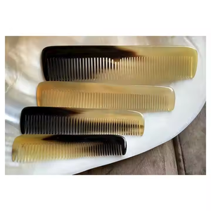 Peines de cuerno grabados a mano hechos a medida, hechos de cuernos de búfalo naturales, ideales para accesorios para el cabello de Crescent Crafts - Product Image 2