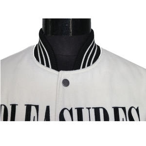 Veste de baseball universitaire personnalisée avec logo, imperméable, réversible, respirante, design varsity noir, confortable, en toile - Product Image 3