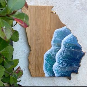 Tabla de cortar de resina hecha a mano que muestra una colorida línea epoxi a través de grano de madera, ideal para cocinar y servir alimentos creativos - Product Image 5