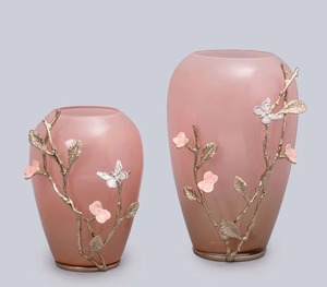 Luxueux joli vase à fleurs florales rose Pièce décorative de designer unique parfaite pour les fleurs artificielles et les intérieurs - Product Image 1