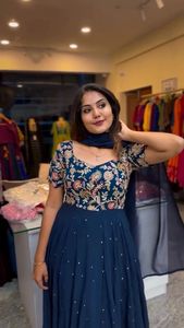 Robe luxueuse en crêpe naturelle lourde avec paillettes et codage Dori Work idéale pour les occasions festives - Product Image 5