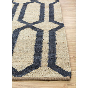 พรมปูพื้นทรงสี่เหลี่ยมผืนผ้าลายเรขาคณิตสีเบจน้ำตาล Nomadic Threads รุ่น PDJT-104 ทำจากปอกระเจาถักทอแบบแบน เหมาะสำหรับบ้าน ห้องนอน ห้องนั่งเล่น และทางเดิน - Product Image 4