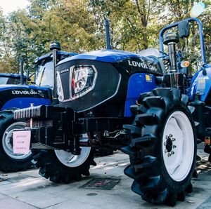 Tracteur LOVOL M504 robuste avec 4 roues motrices et 70 CV disponible en usine. - Product Image 6