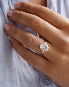 Bague de fiançailles en moissanite taille ovale 12x8 mm avec pierres latérales en grappe, plaquée or jaune, bijoux fins pour femmes, pour mariage et anniversaire - Product Image 4